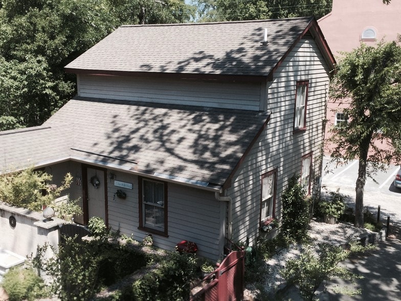 driveway and intimate courtyard - 541 E Jones Ln