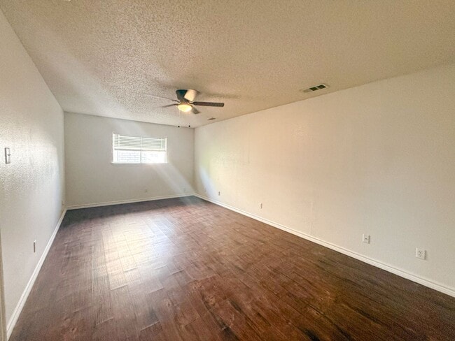 Building Photo - 612-614 Towne House Ln