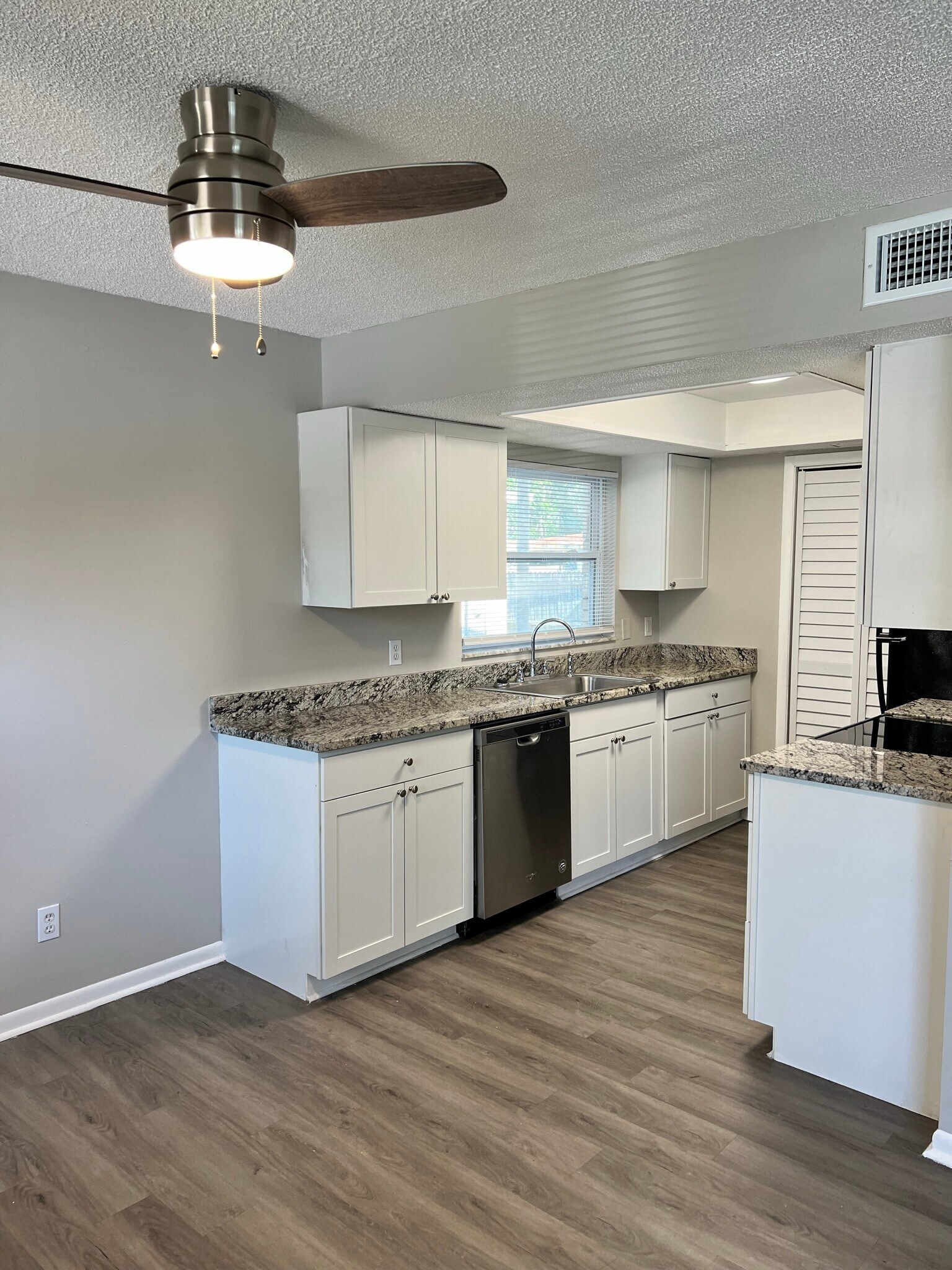 Building Photo - 2 Bed/1 Bath - Unit 106