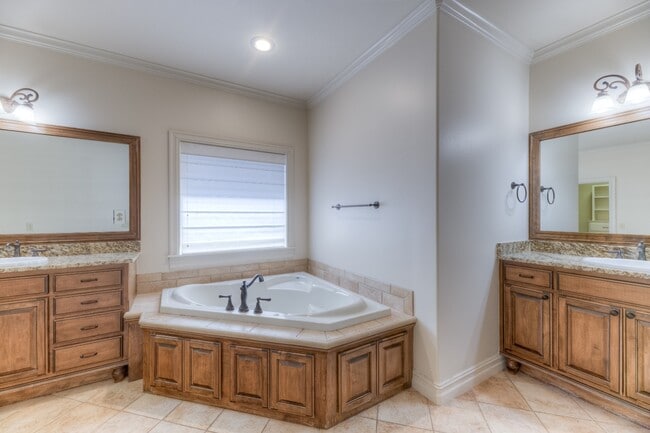 Building Photo - 11841 S Pittsburg Ave