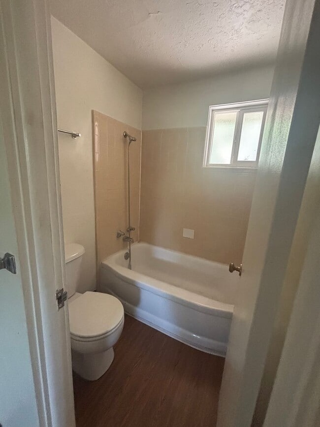 Building Photo - 620 E 19th Ave