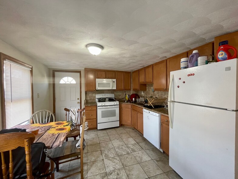 Primary Photo - 74 Ashford St