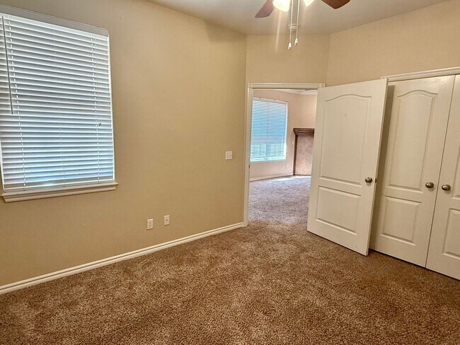 Building Photo - Cute 3 Bed Duplex In Yukon