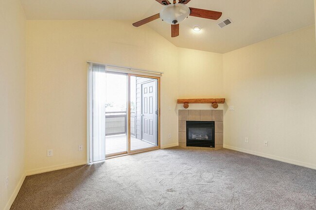 Building Photo - Top-Floor Condo with Unbeatable Mountain Views!