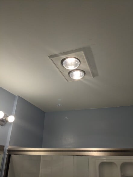 Bathroom heating lamp - 2455 W Cortland St