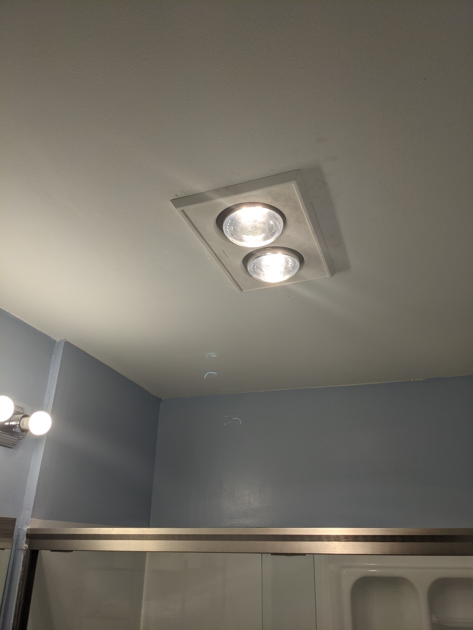 Bathroom heating lamp - 2455 W Cortland St