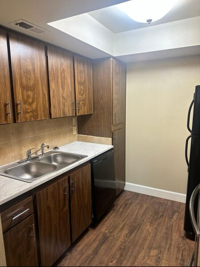 Building Photo - Available now! Great Condo in Great Location!