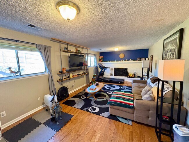 Building Photo - Stunning Morrison 3 bed/2 bath Corner Lot