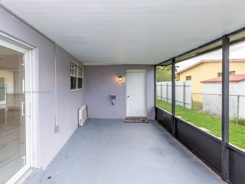 Building Photo - 611 SW 64th Way