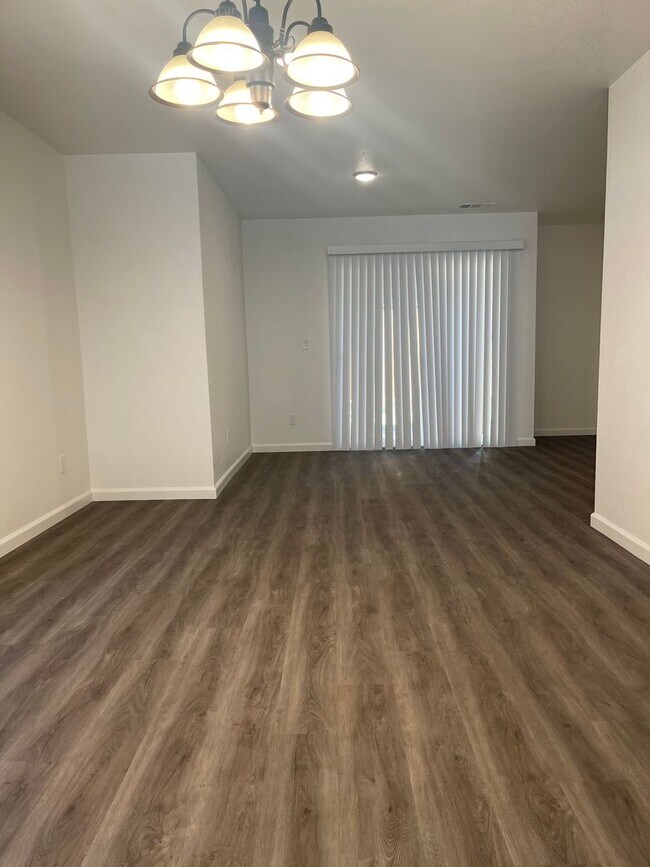 Building Photo - Townhouse in a gated community near Creeks...