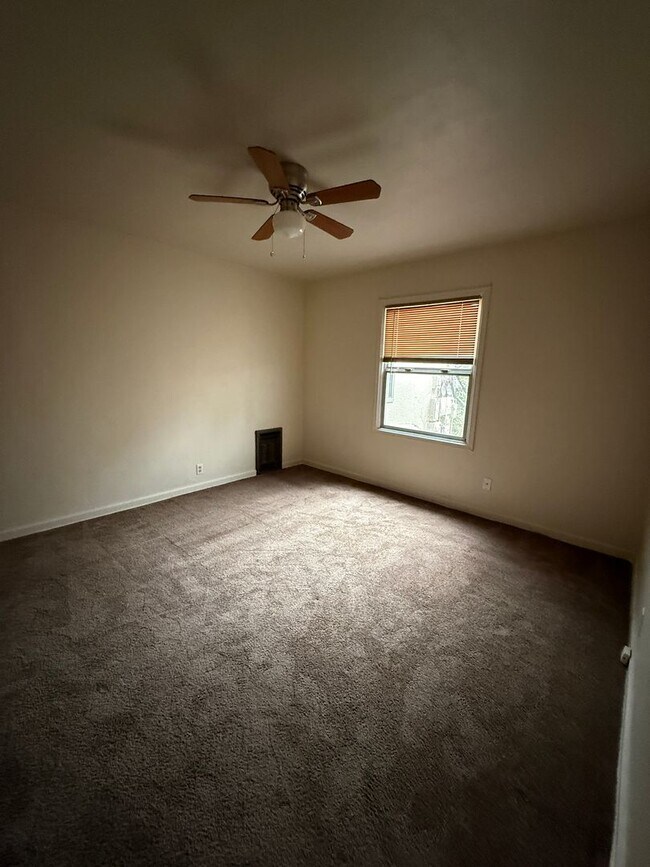 Building Photo - Very Large 1 Bedroom 1 Bathroom Home Available Now
