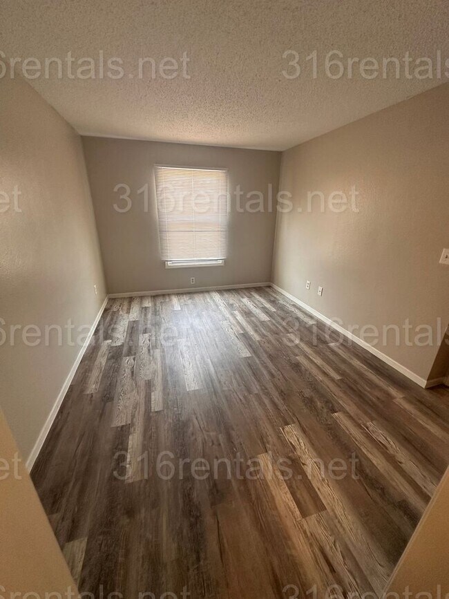 Building Photo - $925 - 2 bedroom 1 bath - Beautiful apartm...