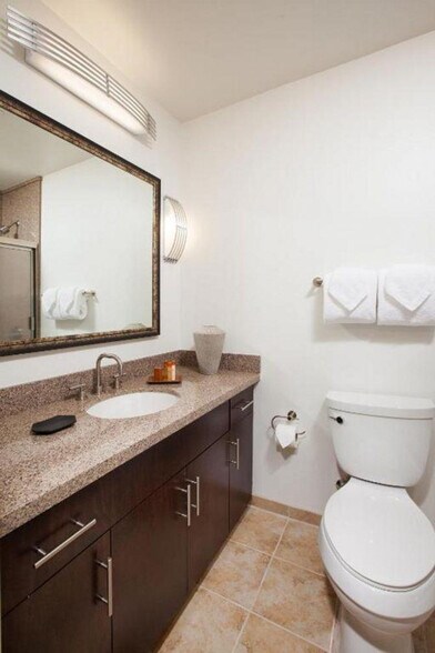 Building Photo - 514 Via De La Valle