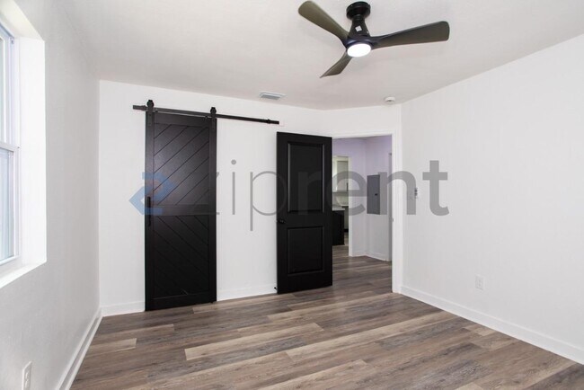 Building Photo - Unit