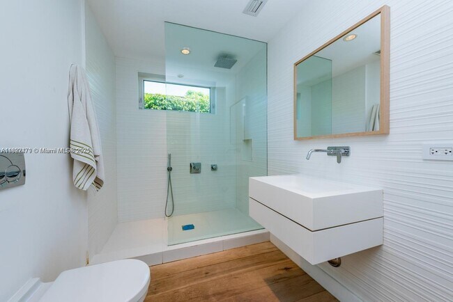 Building Photo - 575 W 50th St