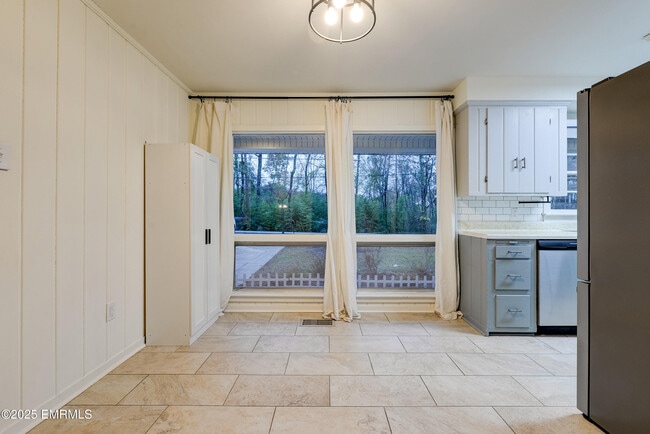 Building Photo - 1390 N Hills St