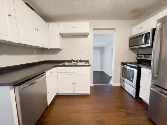 Building Photo - PRELEASING for AUGUST! Close to Campus: In-Unit Washer and Dryer