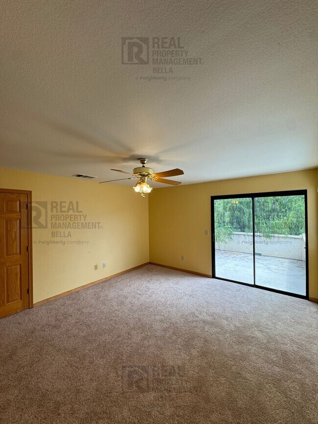 Building Photo - Waterfront Living in Canyon Lake!