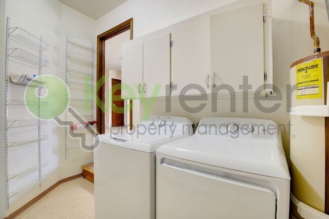 Building Photo - 809 N Hobson Ave