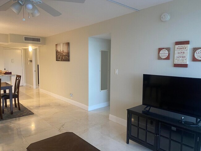 Building Photo - 13 Royal Palm Way