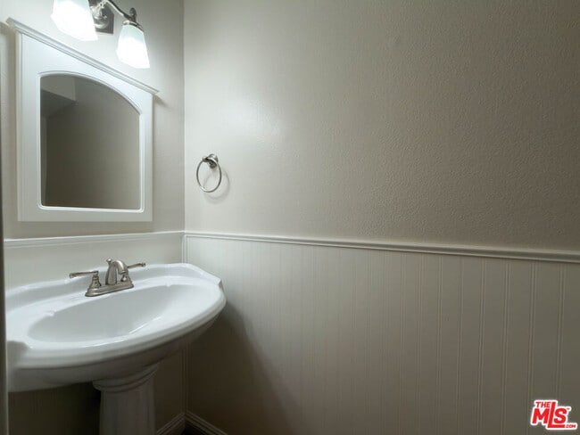 Building Photo - 9531 Vía Ricardo