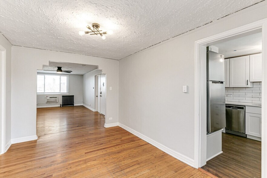 Primary Photo - 1666 Detroit St