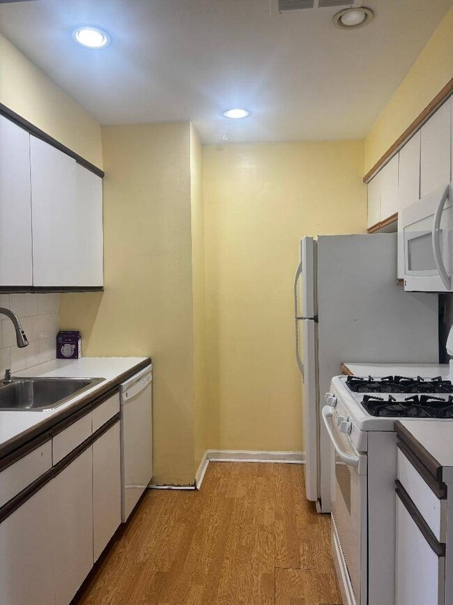 Building Photo - 1292 Richmond Ave