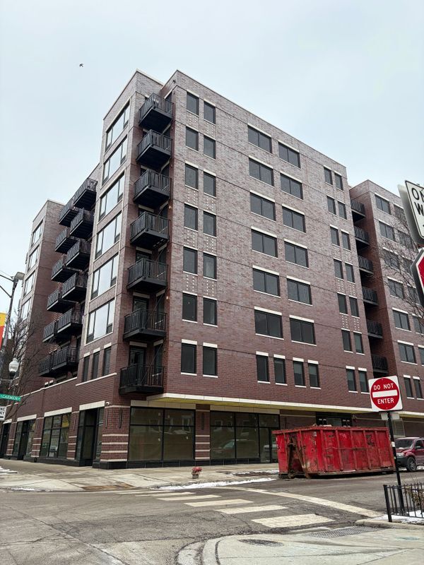 Building Photo - 952 W Carmen Ave