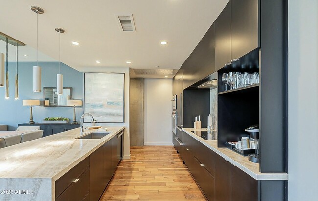 Building Photo - 5455 E Lincoln Dr