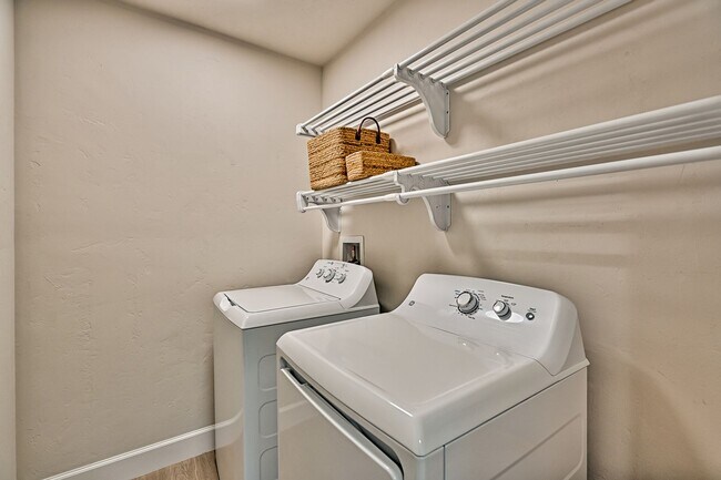 Building Photo - 3 MONTHS FREE RENT! 3/2 in Hawthorne