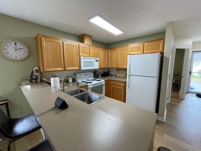 Building Photo - Cozy and Comfortable 3 Bedroom Home, Close...