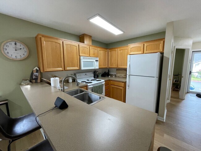 Building Photo - Cozy and Comfortable 3 Bedroom Home, Close to Everything!
