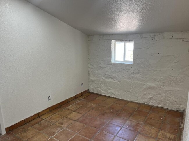 Building Photo - 210 E Cates St