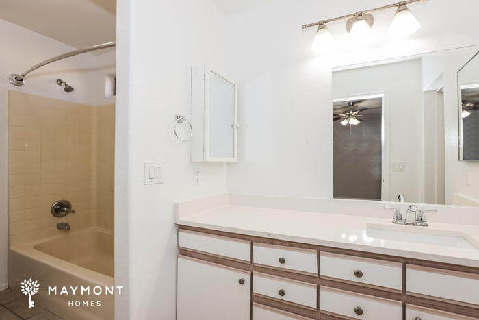 Building Photo - 1906 S Valley Dr