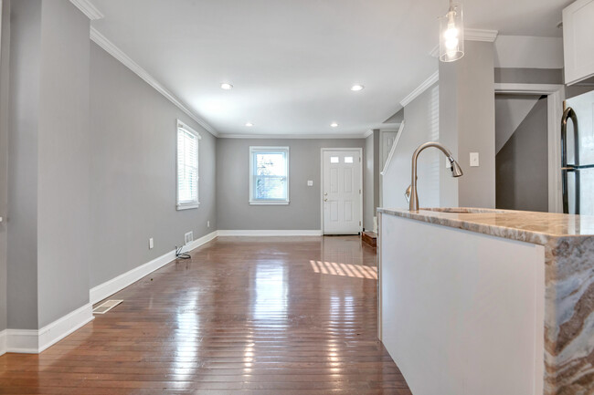 Building Photo - Charming 2 Bedroom Home in Washington DC Ã...