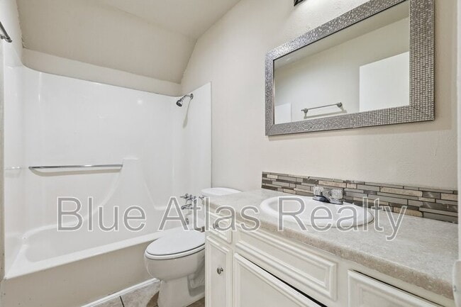 Building Photo - 702 Skyline Dr