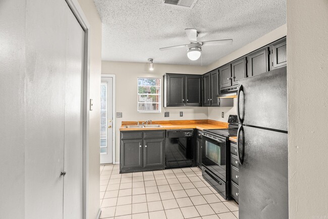 Building Photo - 200 Pine Forest Dr