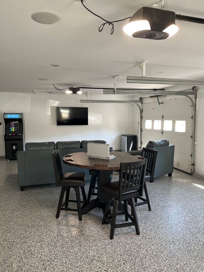 Building Photo - Brand new remodeled home in Monroe!