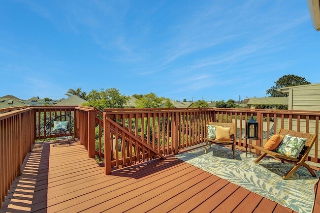 Building Photo - Stylish West Oakland 2/1 Flat - Completely Renovated.
