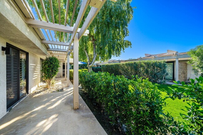 Building Photo - 255 Vía Rengo