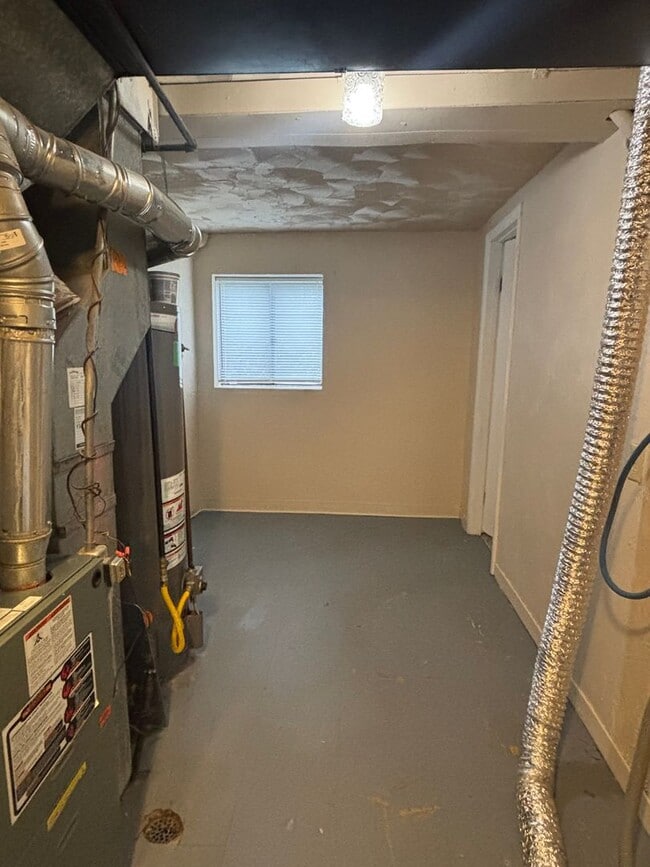 Building Photo - 3 Bed 1 Bath Home near Aeroplaza and Power...