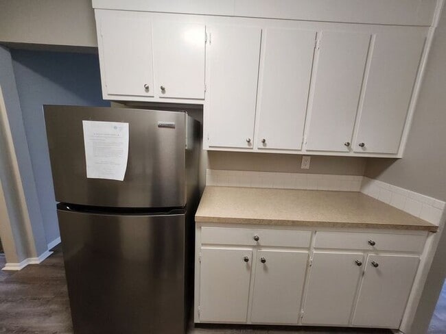 Building Photo - Beautifully Renovated 1-Bed, 1-Bath Apartment – Main Level Living | Move In Today and Get Your 2n...