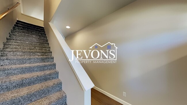 Building Photo - Spacious duplex with master bedroom, backy...