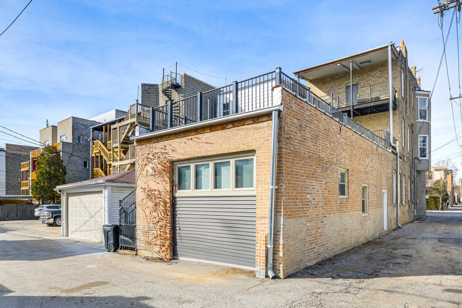 Building Photo - 2113 W Armitage Ave