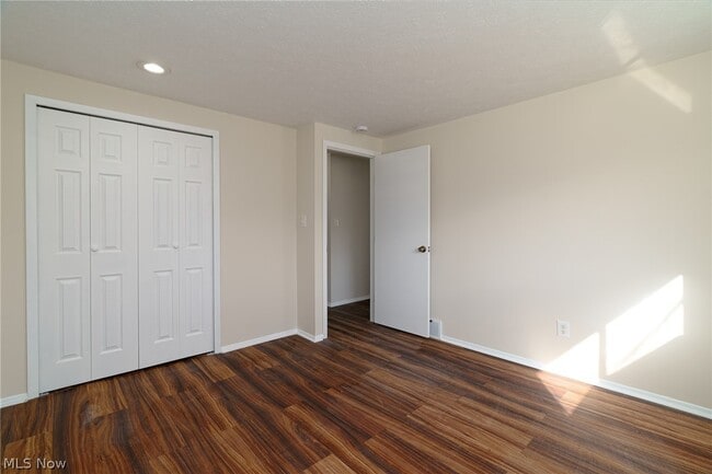 Building Photo - 8671 Ashwood Dr