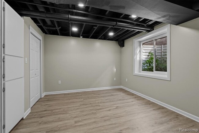 Building Photo - 3450 Buckingham Ave