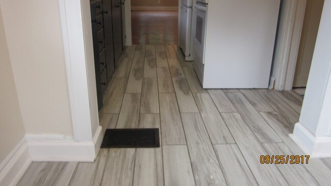 Building Photo - 1625 E 13th St