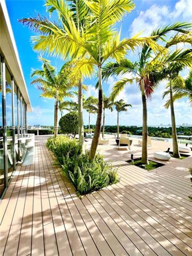 Building Photo - 9940 W Bay Harbor Dr