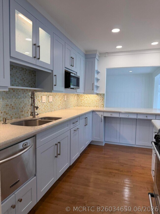 Building Photo - 204 S Seacrest Cir