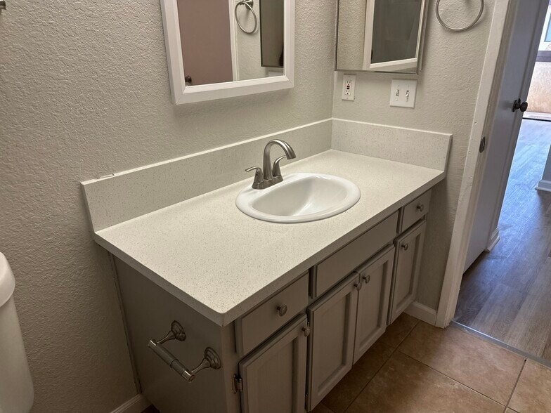 Building Photo - 429 S Sunset St